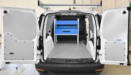 Ausbau des Volkswagen Caddy mit Regal an der Trennwand