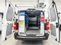 Ausbau für den Opel Vivaro mit Regalen und Leiterträger