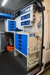 Ausbau im vorderen Bereich des Jumper mit Arbeitsplatten und Schraubstock