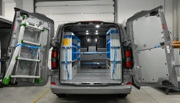 Ausbau mit Regalen und Leiterhaken an der Tür für den Custom