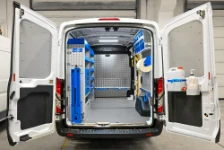 Ausbau mit Regalen, Zubehör und Schraubstock-Werkbank für den Transit