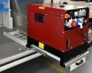 Ausgezogener Lastauszug mit schwerem Generator