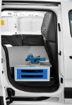 Ausziehbarer Schraubstockhalter und Unterflurschublade im Citroën Berlingo