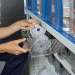 Auszug der durchsichtigen Schublade aus dem Metallgestell