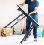 Beim Aufklappen des Arbeitstisches