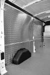 Beplankung aus Riffelblech und Bodenplatte aus Multiplex mit Marmor-Dekor für den Ford Transit