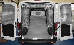 Beplankung und Trennwandverkleidung aus Aluminium-Riffelblech und Holzbodenplatte für den Transit
