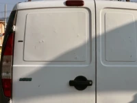 Beschädigte Karosserie des Fiat Doblo