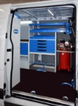 Blick von der Seitentür auf die Einrichtung der linken Seitenwand im Renault Master