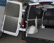 Bodenplatte aus Holz mit rutschfester Gummibeschichtung und Laderaumverkleidung aus Riffelaluminium für den Mercedes Vito