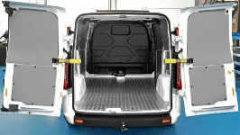 Bodenplatte aus Riffelaluminium und Wandplatten im Laderaum des Ford Custom