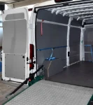 Bodenplatte mit Marmor-Optik, Schutzverkleidungen und Verladerampe im Jumper