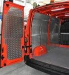 Bodenplatte mit Marmor-Optik und Wandplatten aus Riffelaluminium im Renault Master