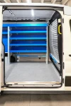 Bodenplatte, Trennwandverkleidung und Regale für den Ausbau des Ford Transit