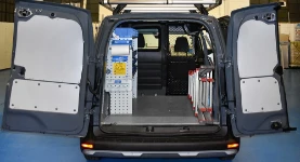 Citan-Ausbau mit Regalen, Holzbodenplatte und Beplankung