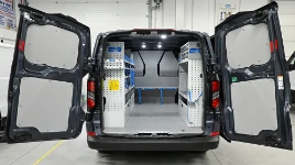 Custom ausgebaut mit Regalen und Verkleidungen