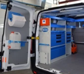 Custom mit Schubladenelementen und Zubehör
