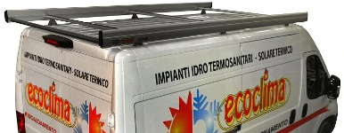 Dachträger auf einem für thermische Solaranlagen eingerichteten Kleintransporter