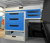 Das Regal an der linken Wand des Proace City, gesehen von der Seitentür