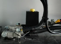 Der direkt an der Batterie des Fahrzeugs montierte Batteriewächter