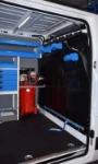 Detail der Fahrzeugeinrichtung im Renault Master für den Kundendienst an Kompressoren