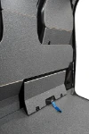 Detail der Trennwandverkleidung aus Multiplex im Ford Custom