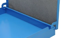 Detail des Deckels der Syncro-Koffer mit Antikipp-Scharnieren