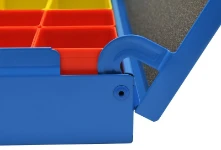 Detailansicht des Antikipp-Scharniers für die Koffer von Syncro