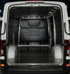 Detailansicht Laderaum Crafter mit Bodenplatte und Schutzverkleidungen aus Riffelaluminium