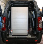 Die eingeklappte Aluminiumrampe im Proace