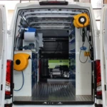 Die Fahrzeugeinrichtung an der linken Wand des Daily