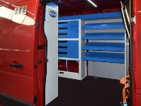 Die Regale im NV400 Nissan