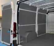 Ducato mit Bodenplatte aus Holz und Laderaumverkleidung