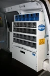 Durchsichtige Laden in einem von Syncro System eingerichteten Kleintransporter
