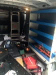 Ein echter Crashtest in einem mit Möbeln von Syncro eingerichteten Kleintransporter