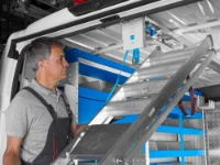 Einführen der Leiter in den Leiterträger