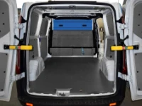 Eingerichteter Daily mit Regal nur am oberen Teil der Laderaumtrennwand