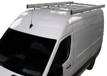 Eingerichteter Kleintransporter mit Lastenträger für Installateure