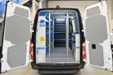 Eingerichteter Mercedes Sprinter mit Regalen und Sperrstangen
