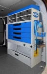 Eingerichteter Transporter mit Ladungssicherungszubehör und ausziehbarem Schraubstockhalter Syncro System