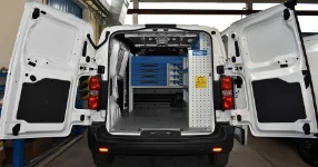 Einrichtung auf der rechten Seite und an der Laderaumtrennwand des Toyota ProAce