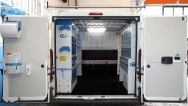 Einrichtung eines Fiat Ducato mit durchsichtigen Schubladen