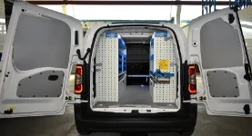 Einrichtung im Berlingo mit ausziehbarem Schraubstockhalter