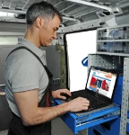 Einrichtung im Kleintransporter mit PC-Ablage