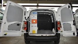 Einrichtung im Toyota ProAce City, nur linke Wand