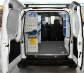 Einrichtung mit Regal und durchsichtigen Schubladen für den Fiorino