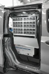 Erhöhte Holzbodenplatte und transparente Schubladen im Courier