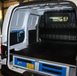 Erhöhte Ladefläche und Unterflurschubladen für die Einrichtung des Nissan NV200