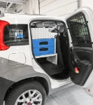 Fach und Schubladen, beides von der rechten Seitentür des Fiat Panda zugänglich
