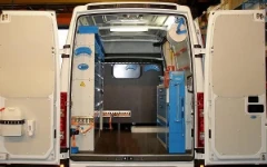 Vista posteriore Allestimento Movano con rivestimenti, accesso e scaffalatura